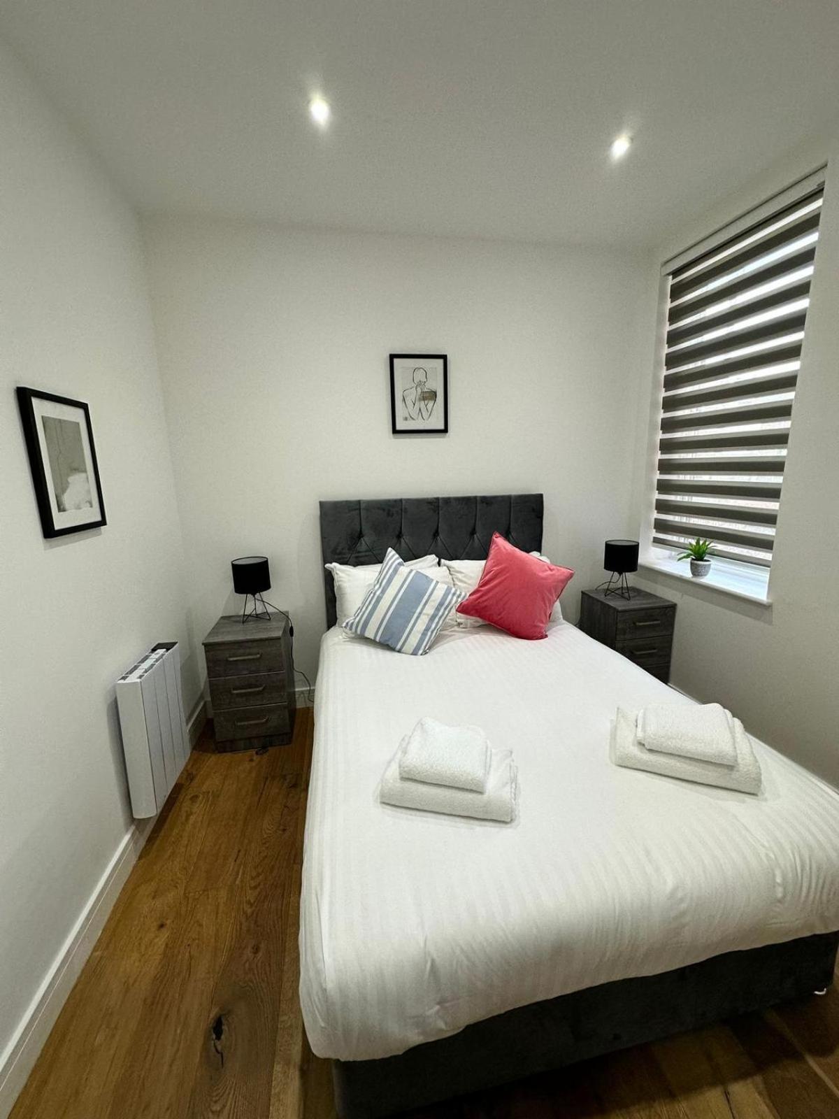 Deluxe Chic 1 2 Bed Apts Near Heathrow Legoland Windsor Slough Villa Esterno foto