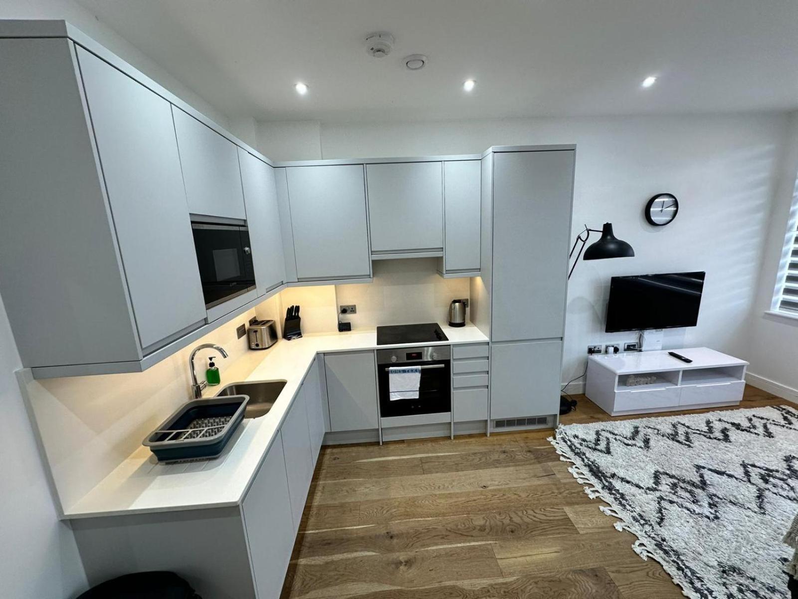 Deluxe Chic 1 2 Bed Apts Near Heathrow Legoland Windsor Slough Villa Esterno foto