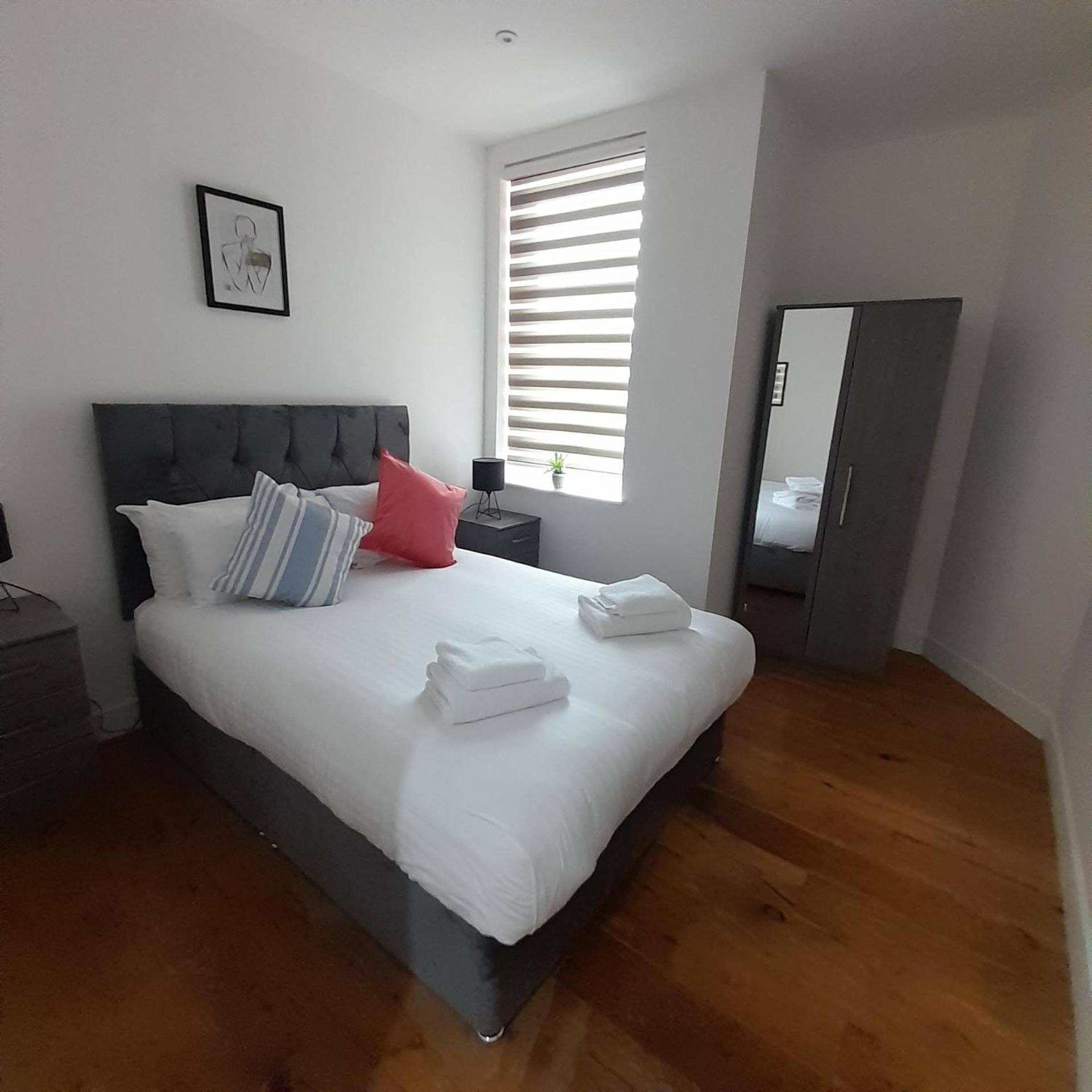 Deluxe Chic 1 2 Bed Apts Near Heathrow Legoland Windsor Slough Villa Esterno foto