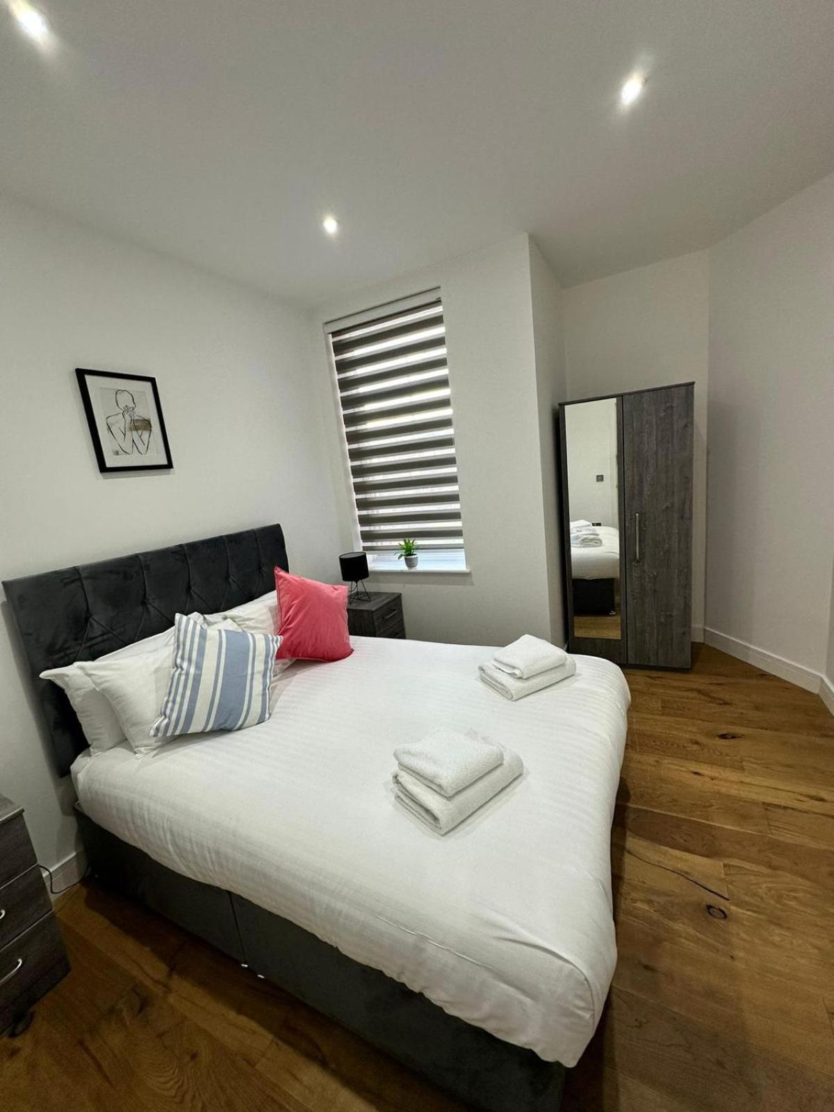 Deluxe Chic 1 2 Bed Apts Near Heathrow Legoland Windsor Slough Villa Esterno foto