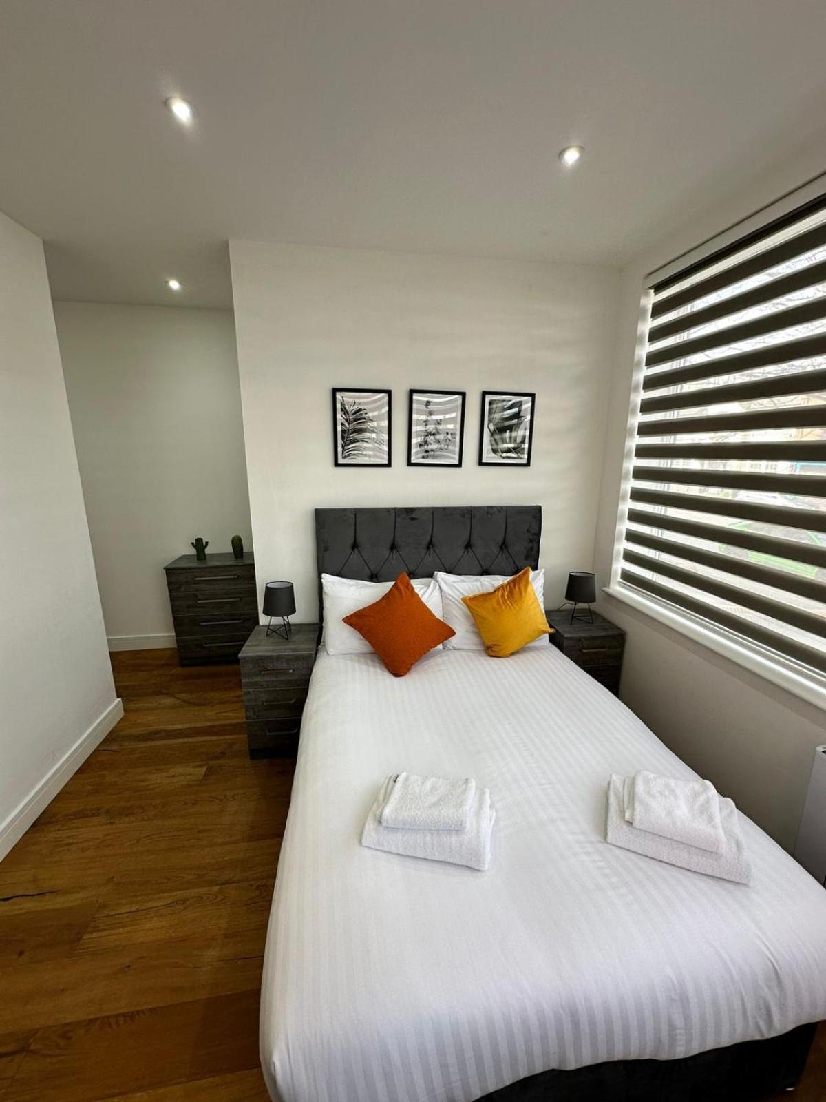 Deluxe Chic 1 2 Bed Apts Near Heathrow Legoland Windsor Slough Villa Esterno foto