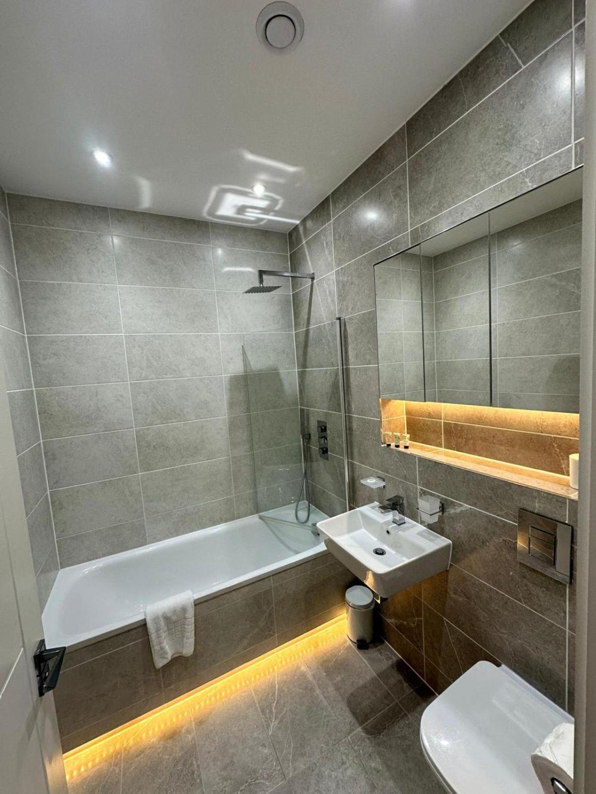 Deluxe Chic 1 2 Bed Apts Near Heathrow Legoland Windsor Slough Villa Esterno foto