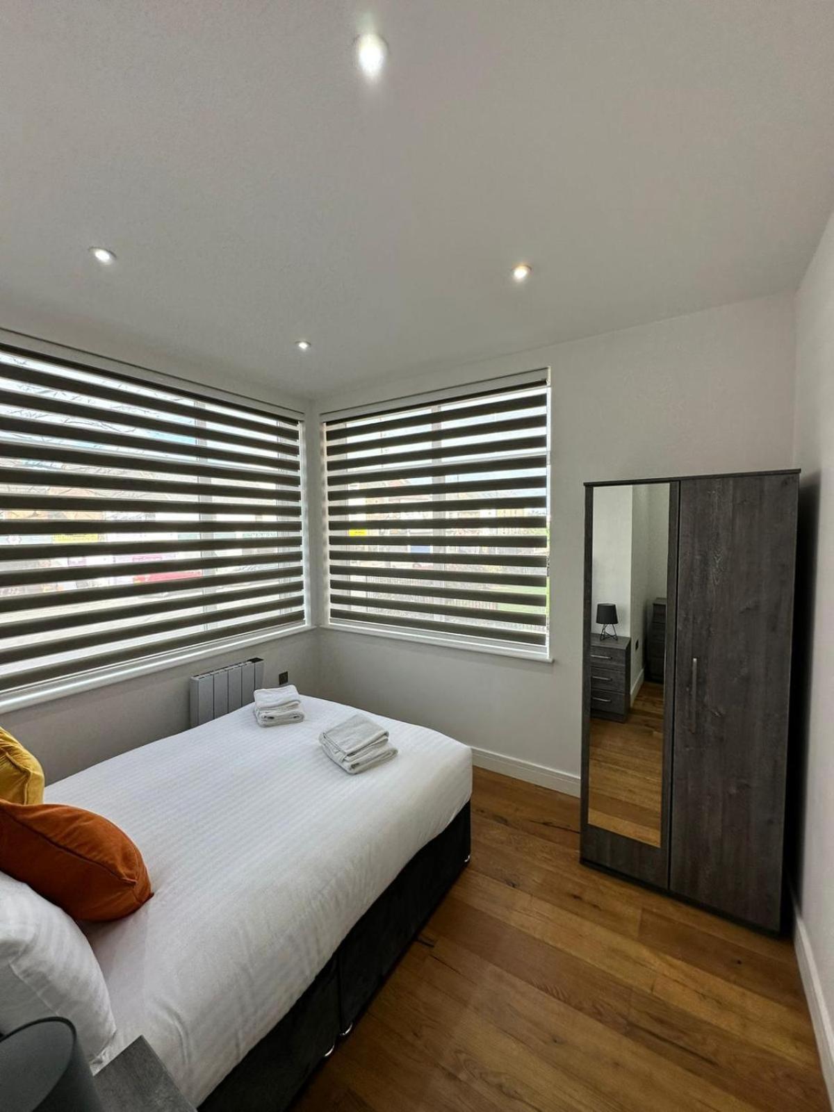 Deluxe Chic 1 2 Bed Apts Near Heathrow Legoland Windsor Slough Villa Esterno foto